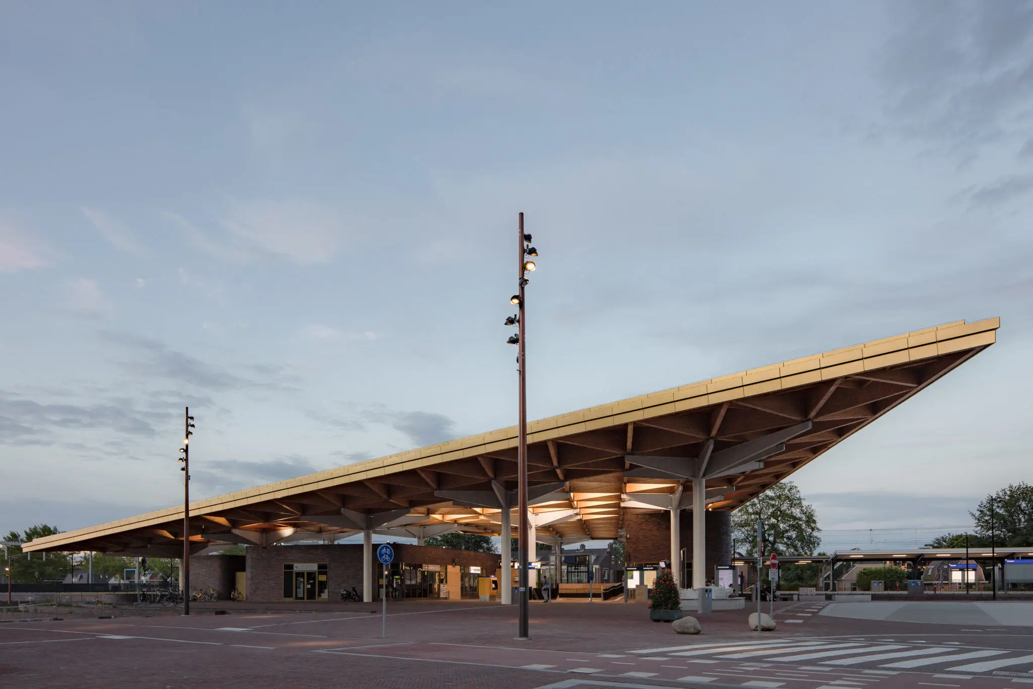 Levend lichtbeeld op stationsplein