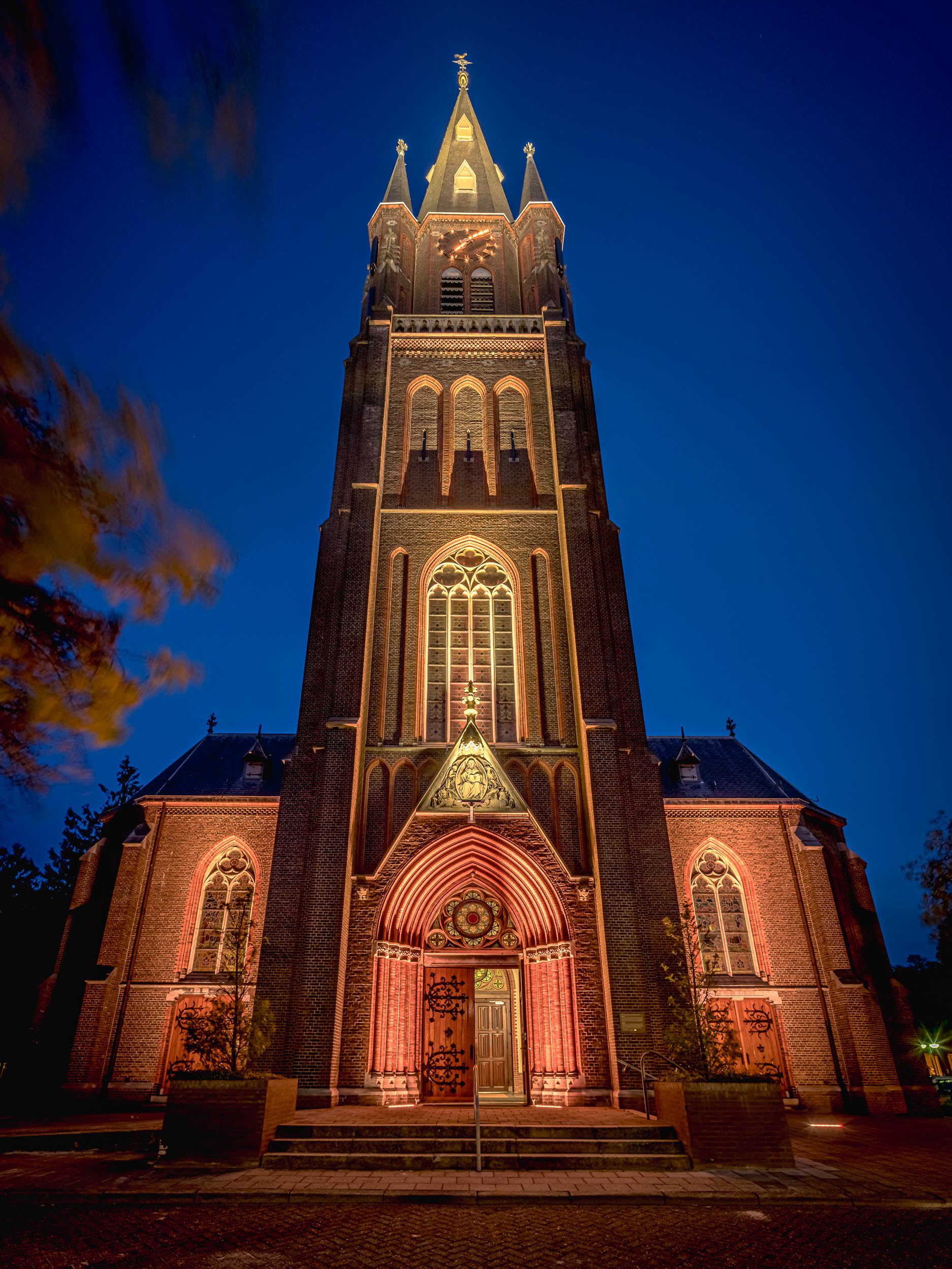 De kerk van Budel verlicht