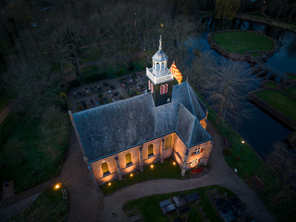 Bovenaanzicht verlichte Slotkapel Egmond