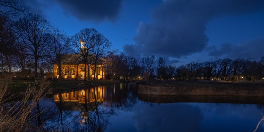 Verlichte Slotkapel Egmond in de omgeving