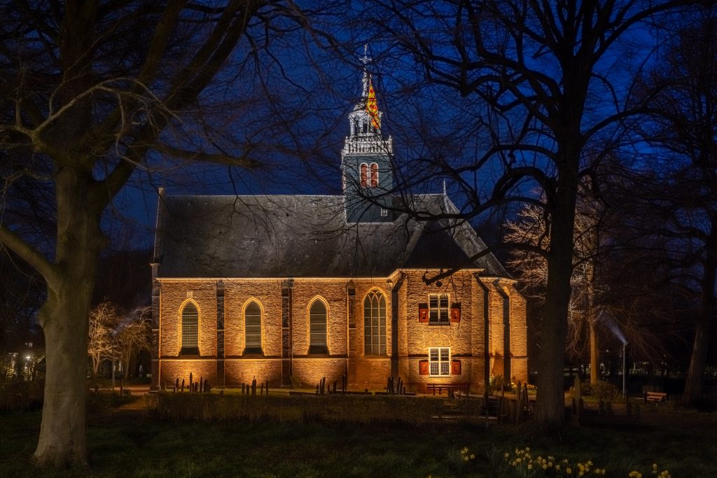 Zijaanzicht van verlichte Slotkapel Egmond