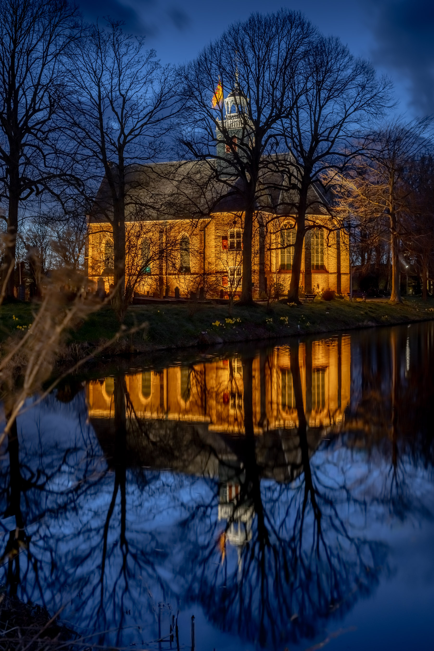 Slotkapel Egmond weerspiegeld in het water