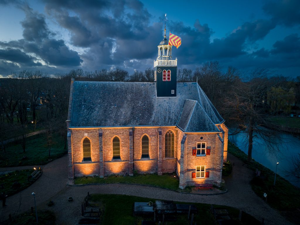 Zijaanzicht van verlichte Slotkapel Egmond