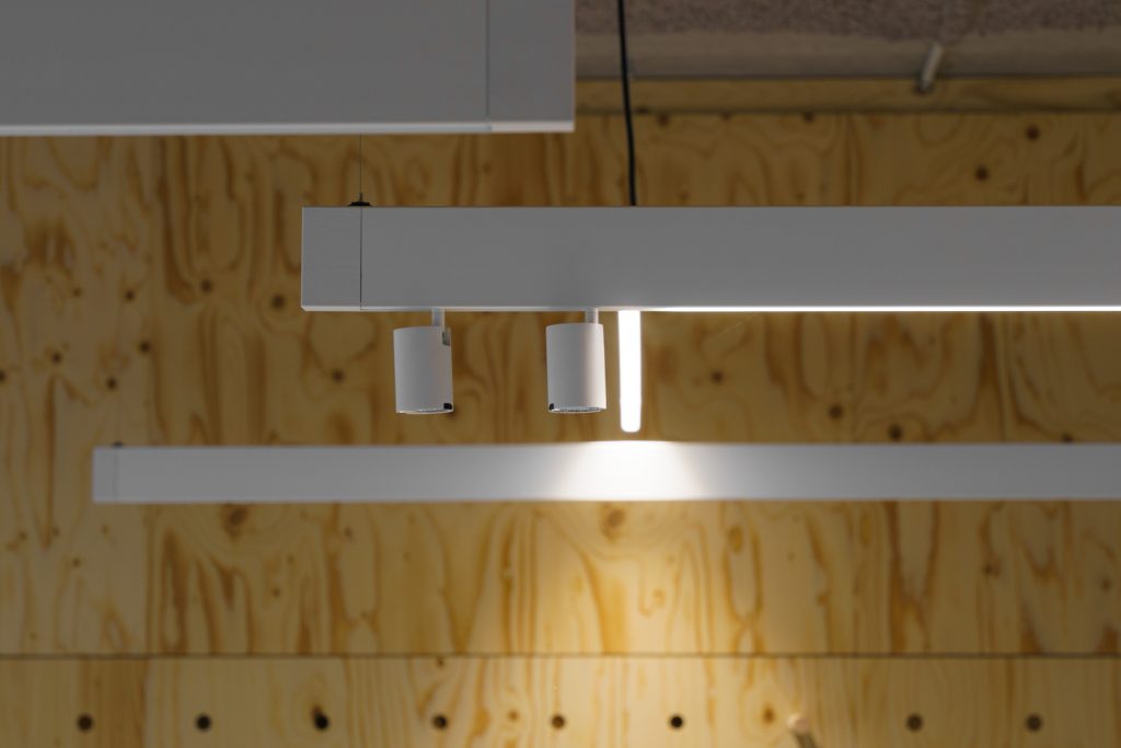 Verlichting bij EK Retail van dichtbij