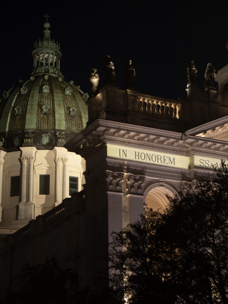 Zijaanzicht illuminatie Basiliek Oudenbosch