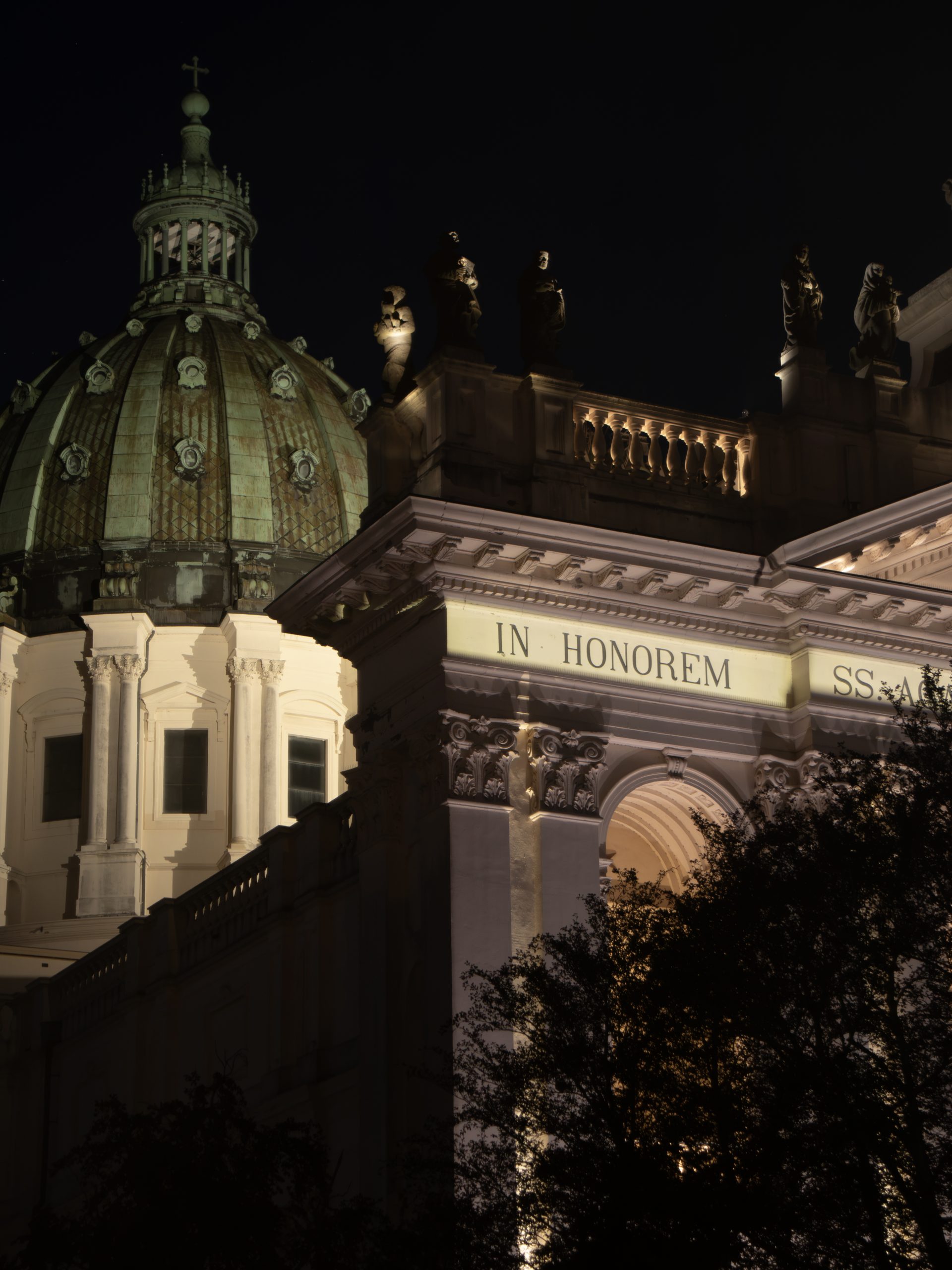 Zijaanzicht illuminatie Basiliek Oudenbosch