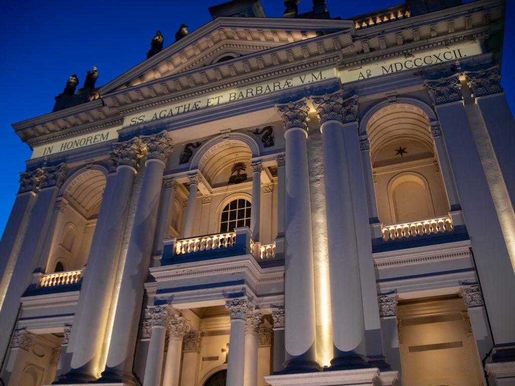 Vooraanzicht illuminatie Basiliek Oudenbosch